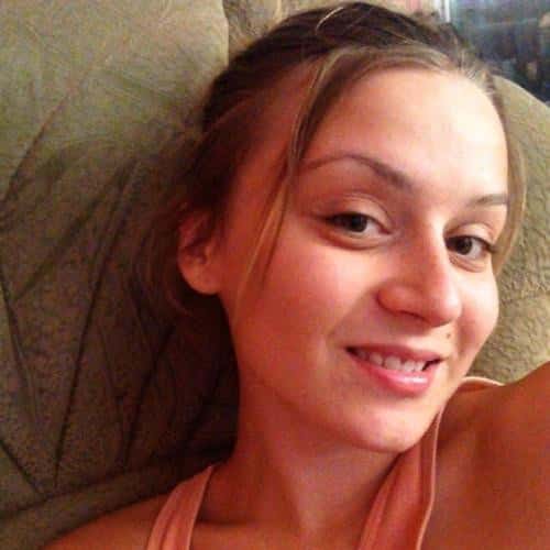 Jeune femme un peu espiègle plus que délurée